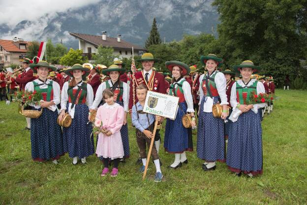 Marketenderinnen und Stabführer aus Patsch beim Bezirksmusikfest in Völs - 10.07.2022