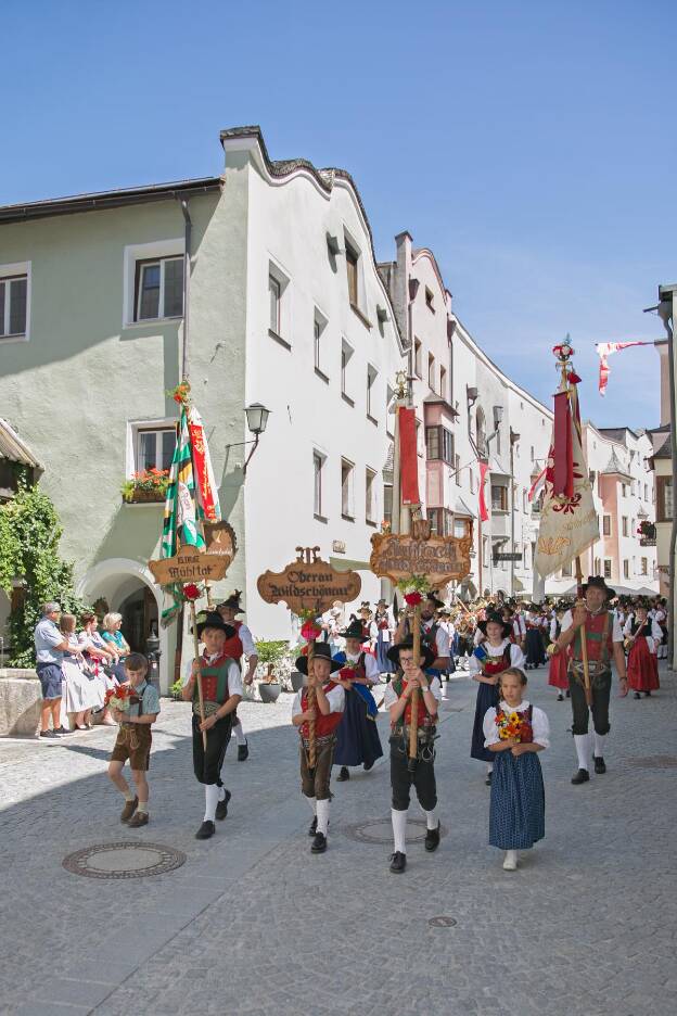 Taferlträger aus der Wildschönau beim Bezirksmusikfest in Rattenberg - 17.07.2022