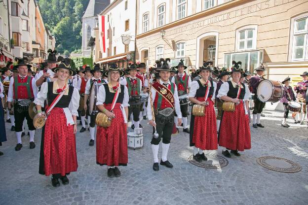 Marketenderinnen und Stabführer aus Auffach beim Bezirksmusikfest in Rattenberg - 17.07.2022