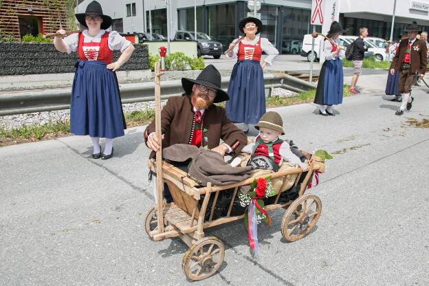 Vater und Sohn des Trachtenvereins Landsturm 1809 aus Kössen beim Gauderfest - 01.05.2022