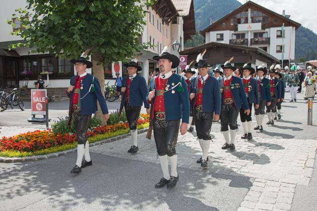 Schützenkompanie aus Strengen beim Schützenfest in St. Anton am Arlberg - 07.08.2022