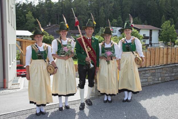 Marketenderinnen und Stabführer der Musikkapelle Roppen beim Bezirksmusikfest in Tarrenz - 09.07.2022