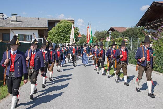 Schützen aus Absam beim Bezirksschützenfest in Mils bei Hall - 03.07.2022