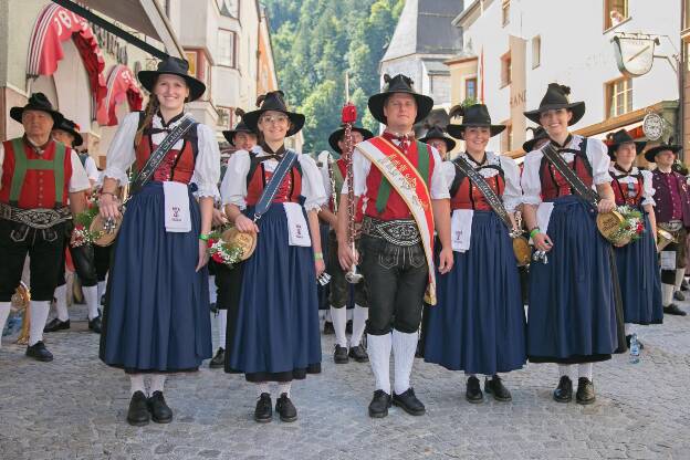 Marketenderinnen und Stabführer aus Mühltal beim Bezirksmusikfest in Rattenberg - 17.07.2022