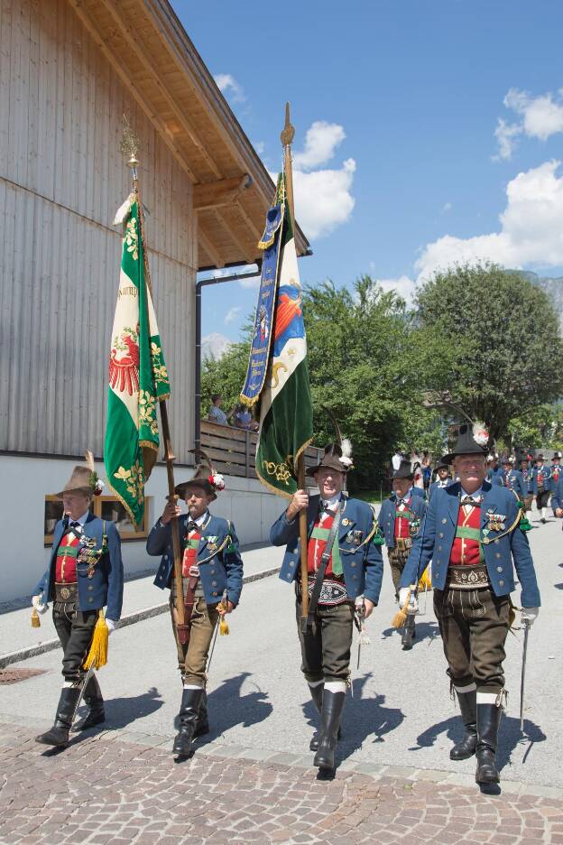 Fähnriche beim Bezirksschützenfest in Mils bei Hall - 03.07.2022