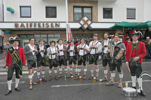 Schuhplattler aus Terenten beim Gauderfest - 01.05.2022