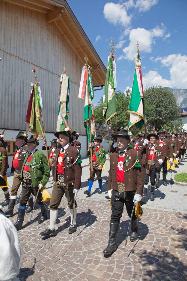 Fähnriche beim Bezirksschützenfest in Mils bei Hall - 03.07.2022