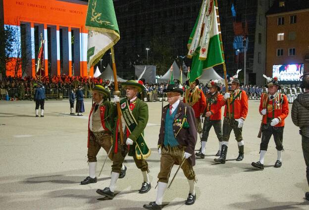 Großer Zapfenstreich am Vorabend des österreichischen Nationalfeiertages auf dem Landhausplatz in Innsbruck - 25.10.2024