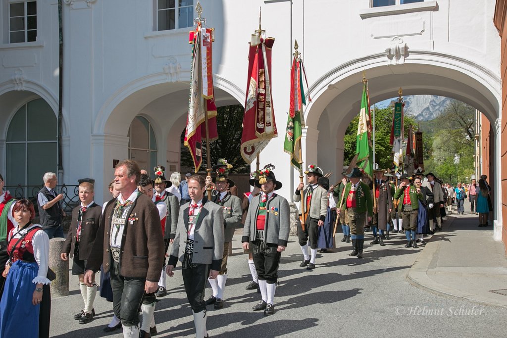 Abordnungen des Tiroler Landestrachtenverbandes